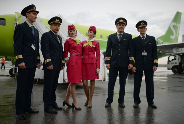 Экипаж нового в России регионального самолета Embraer E170LR авиакомпании S-7 в Новосибирске