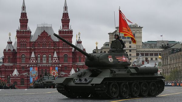 Средний танк Т-34-85 на военном параде, посвященном 72-й годовщине Победы в Великой Отечественной войне 1941-1945 годов