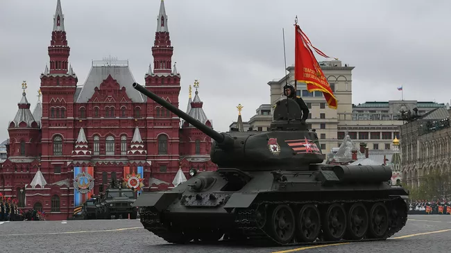 Средний танк Т-34-85 на военном параде