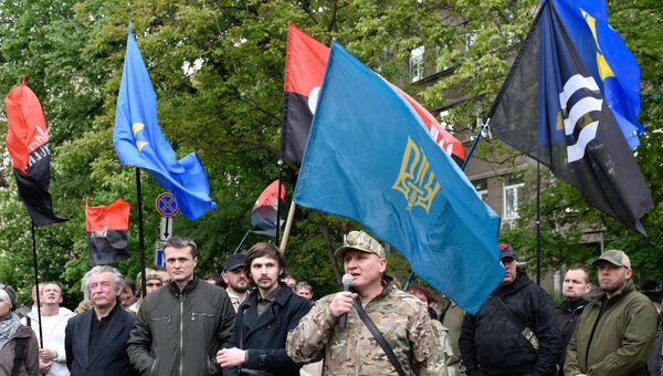 Участники акции протеста с требованием отставки главы МВД Арсена Авакова у здания министерства внутренних дел Украины в Киеве. 11 мая 2017