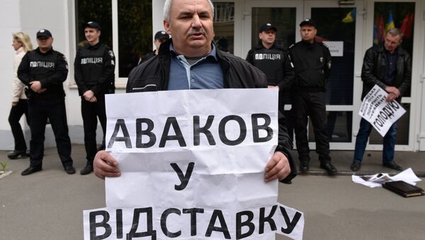 Участник акции протеста с требованием отставки главы МВД Арсена Авакова у здания министерства внутренних дел Украины в Киеве. 11 мая 2017