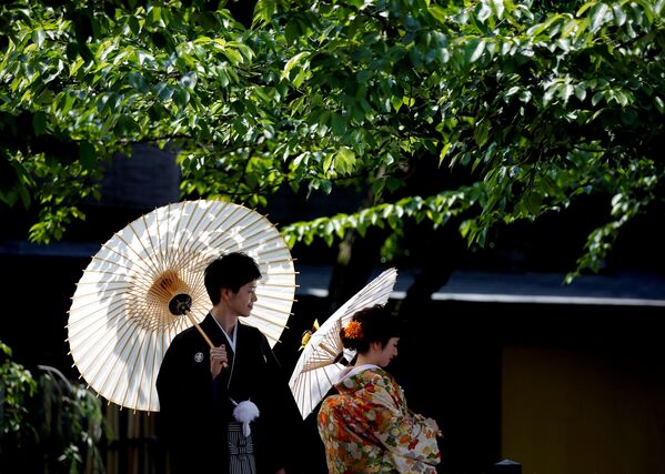 Пара в национальных японский кимоно в Киото. 11 мая 2017 года