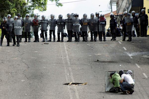 Столкновения демонстрантов с полицией в Сан-Кристобале, Венесуэла