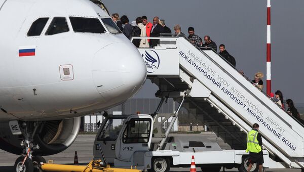 Пассажиры осуществляют посадку на борт самолета в аэропорту Минеральные воды в Ставропольском крае. Архивное фото