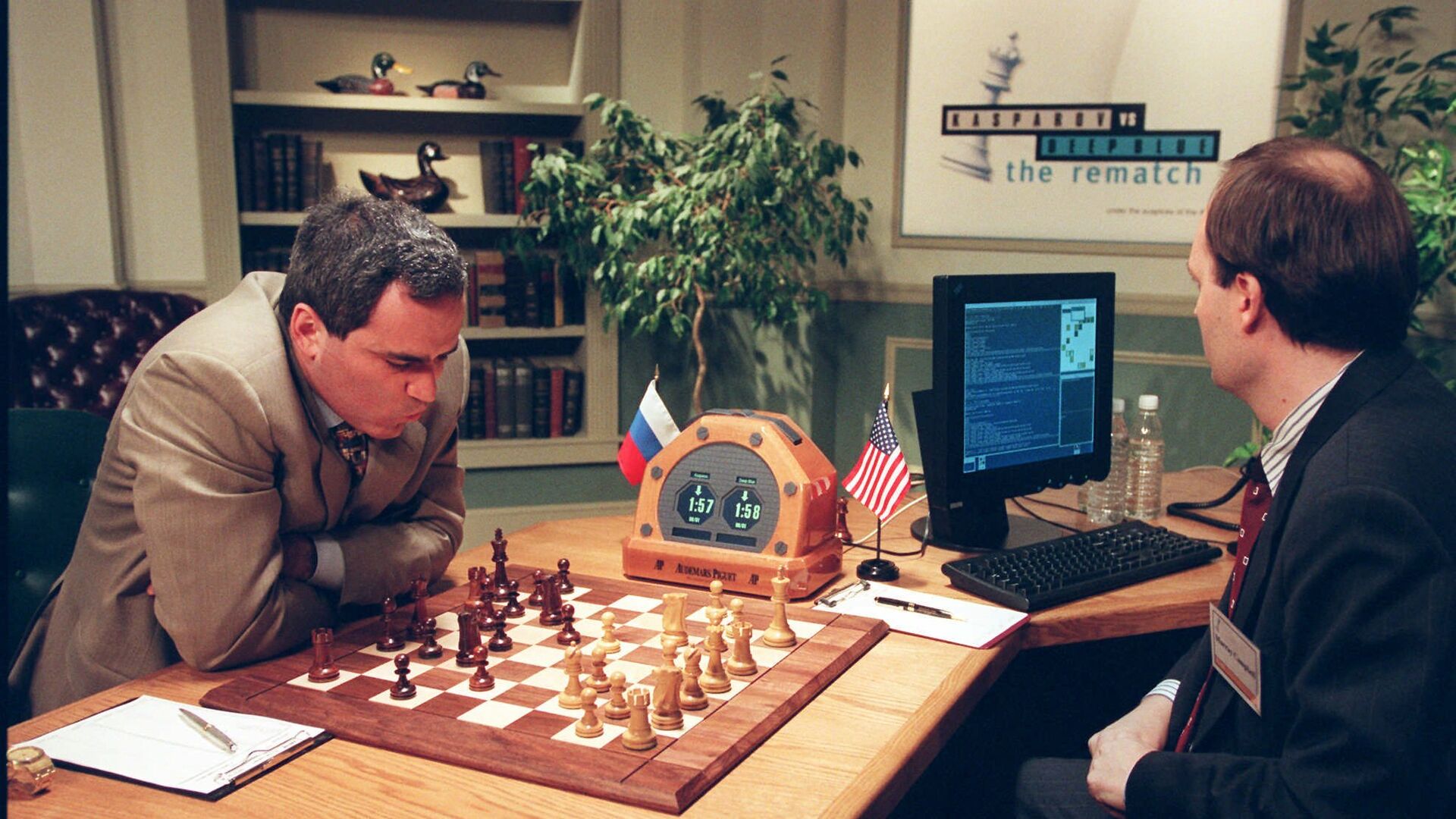 Гарри Каспаров во время игры против компьютера IBM Deep Blue в Нью-Йорке. 4 мая 1997 года - РИА Новости, 1920, 11.05.2022