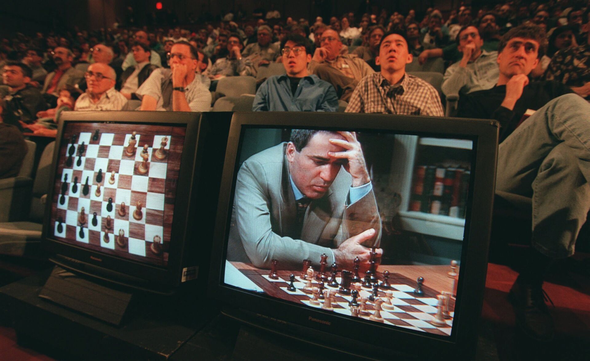 Гарри Каспаров во время игры против компьютера IBM Deep Blue в Нью-Йорке. 4 мая 1997 года - РИА Новости, 1920, 10.05.2022
