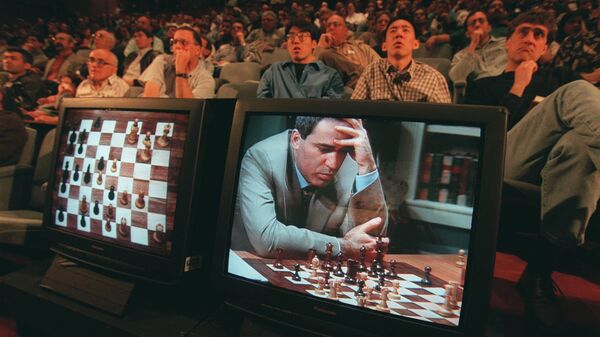 Гарри Каспаров во время игры против компьютера IBM Deep Blue в Нью-Йорке. 4 мая 1997 года