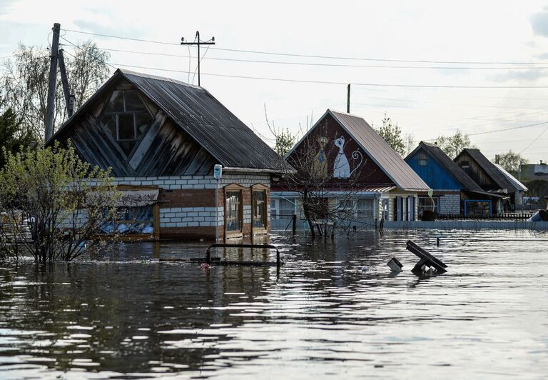 Частные дома в городе Ишим Тюменской области, подтопленные в результате сильного поднятия воды в реках Ишим и Карасуль