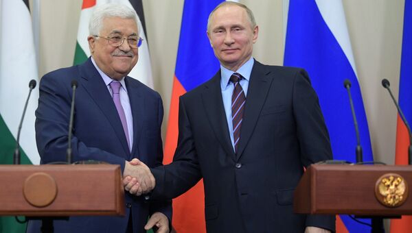 Президент РФ Владимир Путин и президент Палестины Махмуд Аббас во время встречи в Сочи