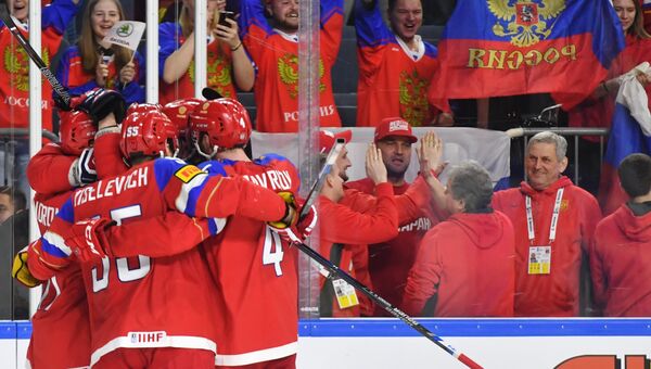 Игроки сборной России радуются забитой шайбе в матче чемпионата мира по хоккею 2017 против сборной Дании