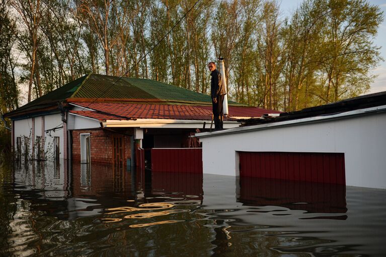 Частный дом в городе Ишим Тюменской области, подтопленный в результате сильного поднятия воды в реках Ишим и Карасуль