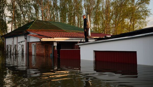 Частный дом в городе Ишим Тюменской области, подтопленный в результате сильного поднятия воды в реках Ишим и Карасуль