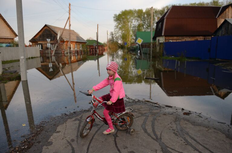 Девочка в городе Ишим Тюменской области, подтопленном в результате сильного поднятия воды в реках Ишим и Карасуль