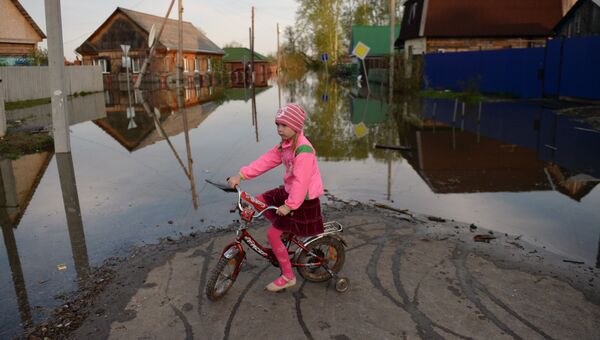 Девочка в городе Ишим Тюменской области, подтопленном в результате сильного поднятия воды в реках Ишим и Карасуль