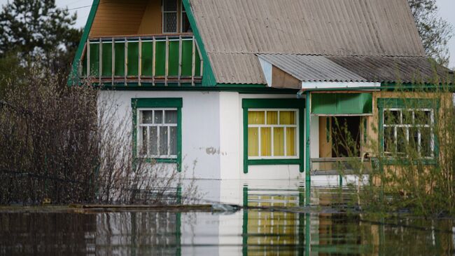 Частный дом, подтопленный в результате сильного поднятия воды. Архивное фото