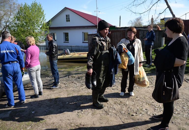 Местные жители в городе Ишим Тюменской области, подтопленного в результате сильного поднятия воды в реках Ишим и Карасуль