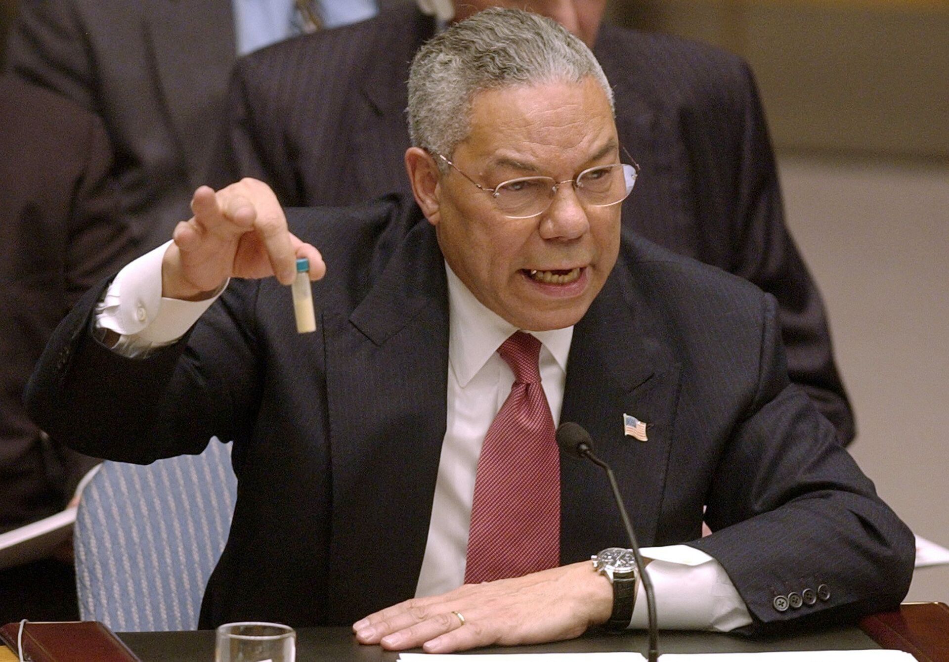 Госсекретарь Колин Пауэлл показывает пробирку, в которой, по его утверждению, находятся образцы иракского оружия массового поражения, на заседании Совета Безопасности ООН. 5 февраля 2003 - РИА Новости, 1920, 18.10.2021