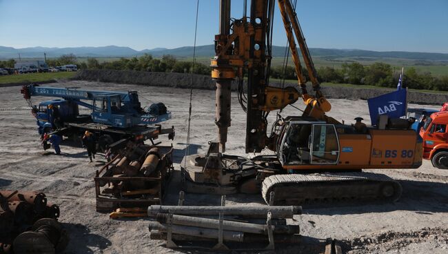 Старт строительства федеральной трассы Таврида в Крыму. Архивное фото