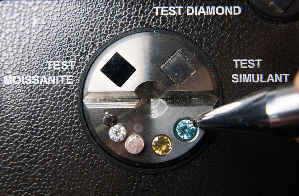 Лабораторное проведение тестирования качества бриллиантов