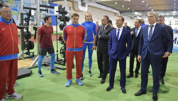 Председатель правительства РФ Дмитрий Медведев во время посещения учебно-тренировочного центра Новогорск. 12 мая 2017