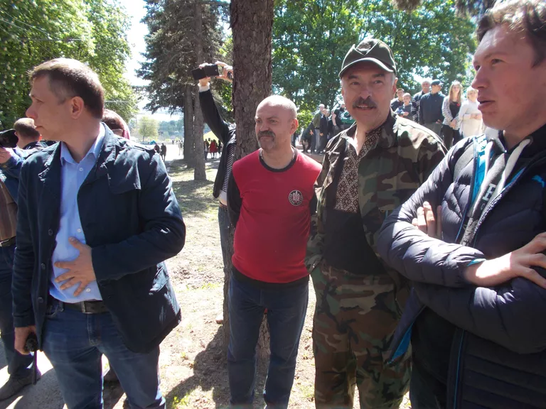 Радикалы, пытавшиеся провокационными действиями и оскорблениями сорвать в Днепре Марша Победы Радикалы, пытавшиеся провокационными действиями и оскорблениями сорвать в Днепре Марша Победы