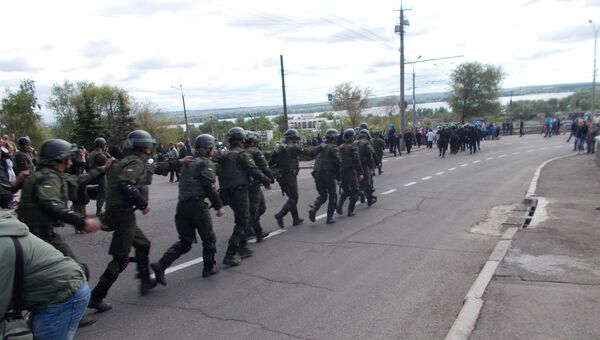 Полиция Украины своими действиями в Днепре старалась предотвратить столкновения между радикалами и дружинниками Марша Победы 9 мая 2017 года