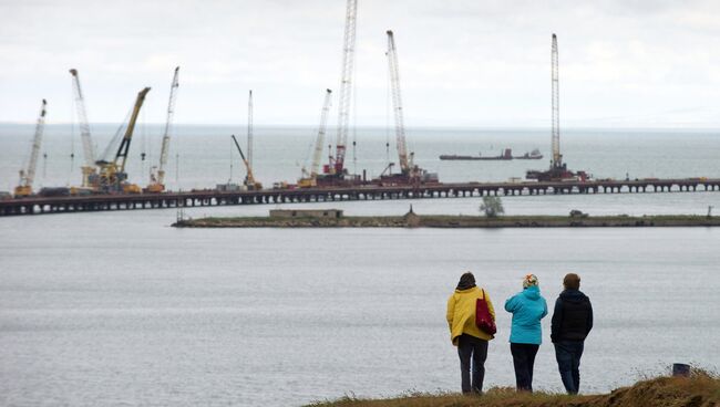 Люди наблюдают за строительством моста через Керченский пролив в Крыму
