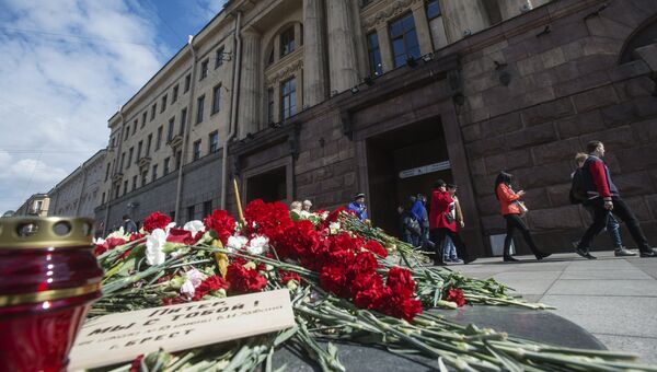 Цветы и свечи в память о жертвах террористического акта у станции метро Технологический институт на сороковой день теракта. Санкт-Петербург, 12 мая 2017
