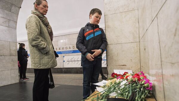 Цветы и свечи в память о жертвах террористического акта у станции метро Технологический институт на сороковой день теракта. Санкт-Петербург, 12 мая 2017