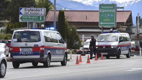Полиция Тироля возле банка, которые захватил неизвестный, Австрия. 12 мая 2017