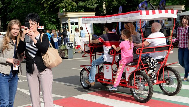 Отдыхающие в парке Сокольники в Москве. Архивное фото