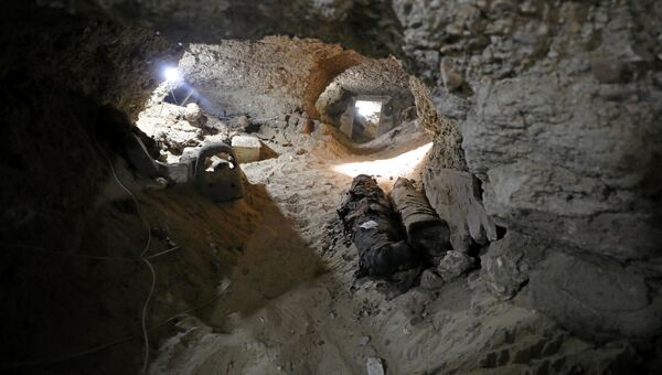 Мумии в подземной гробнице, найденной археологами в провинции Минья, Египет