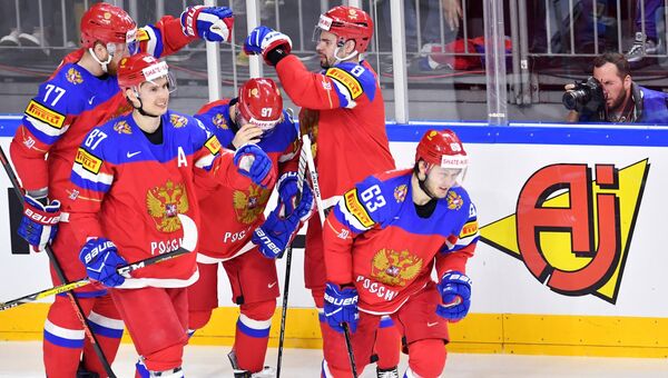 Игроки сборной России радуются заброшенной шайбе в матче группового этапа чемпионата мира по хоккею 2017 между сборными командами России и Словакии