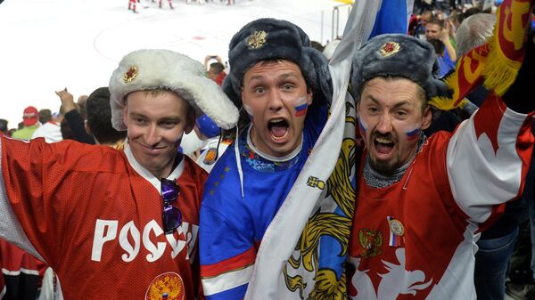 Болельщики сборной России перед началом матча группового этапа чемпионата мира по хоккею 2017 между сборными командами России и Словакии