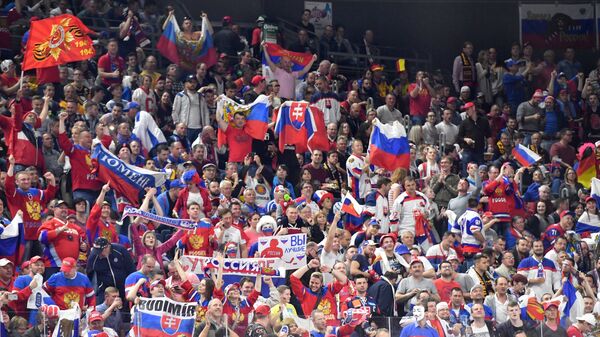 Болельщики сборной России во время матча группового этапа чемпионата мира по хоккею 2017 между сборными командами России и Словакии