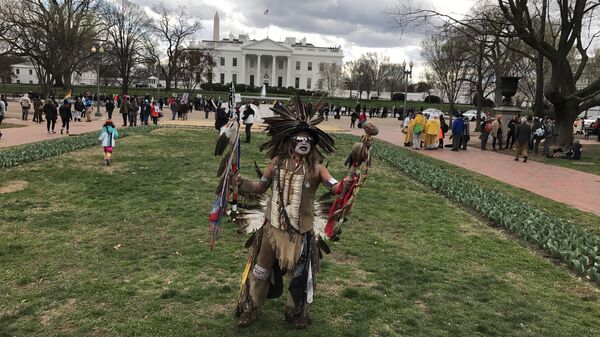 Акция протеста представителей коренных народов США у Белого дома против строительства газопровода Dakota Access
