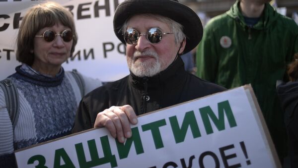 Участники митинга на проспекте Академика Сахарова в Москве