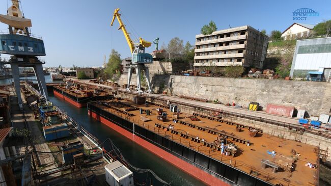 Севморзавод спустил на воду понтоны для перевозки арок моста через Керченский пролив