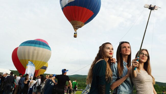 Посетители на фестивале воздухоплавания Абинская Ривьера в Абинском районе Краснодарского края