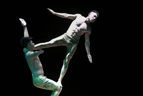 Акробатический номер Императорского Пекинского цирка во время выступления в Вегас Сити Холле