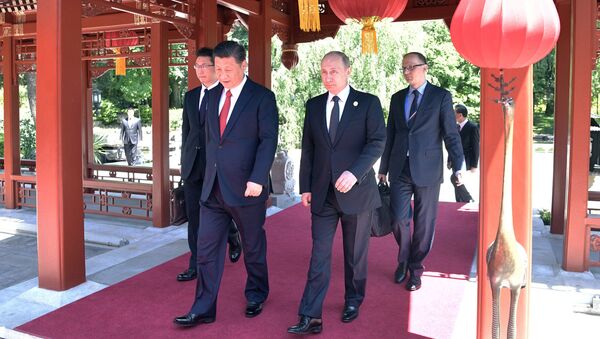 Президент РФ Владимир Путин и председатель КНР Си Цзиньпин на совместной прогулке после российско-китайских переговоров в рамках Международного форума Один пояс, один путь. 14 мая 2017