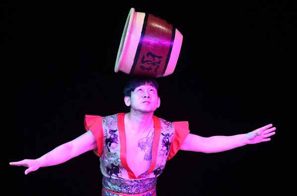 Артист Императорского Пекинского цирка во время выступления в Вегас Сити Холле