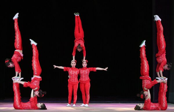 Артисты Императорского Пекинского цирка во время выступления в Вегас Сити Холле