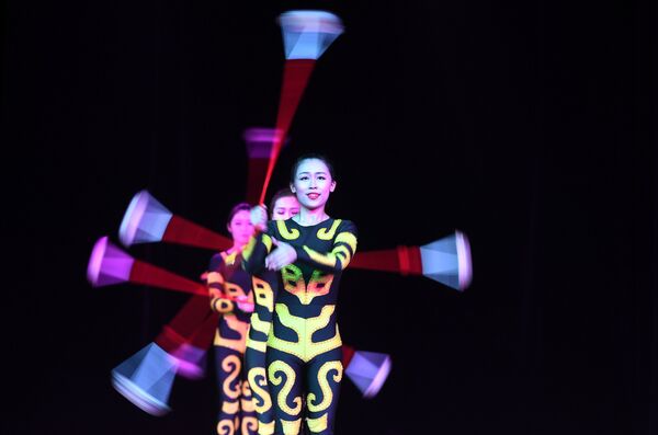 Артисты Императорского Пекинского цирка во время выступления в Вегас Сити Холле