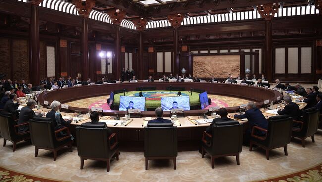 Заседание круглого стола Международного форума Один пояс, один путь. Архивное фото