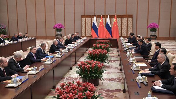 Президент РФ Владимир Путин и председатель КНР Си Цзиньпин во время российско-китайских переговоров в рамках Международного форума Один пояс, один путь. 