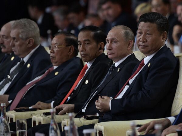 Президент РФ Владимир Путин и председатель КНР  Си Цзиньпин на церемонии открытия Международного форума Один пояс, один путь в ходе рабочей поездки в Китай. 14 мая 2017