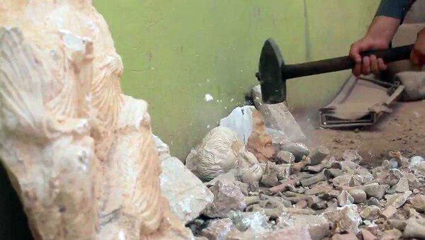 Стоп-кадр видеозаписи, на которой боевики террористической группировки Исламское государство (запрещена на территории РФ) разрушают античные статуи в городе Дура-Европос в Сирии