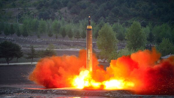 Испытание баллистической ракеты средней дальности Hwasong-12 в КНДР. Архивное фото