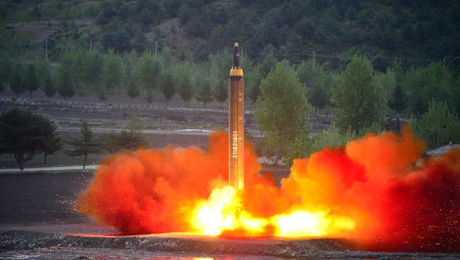 Испытание баллистической ракеты средней дальности Hwasong-12 в КНДР. 15 мая 2017